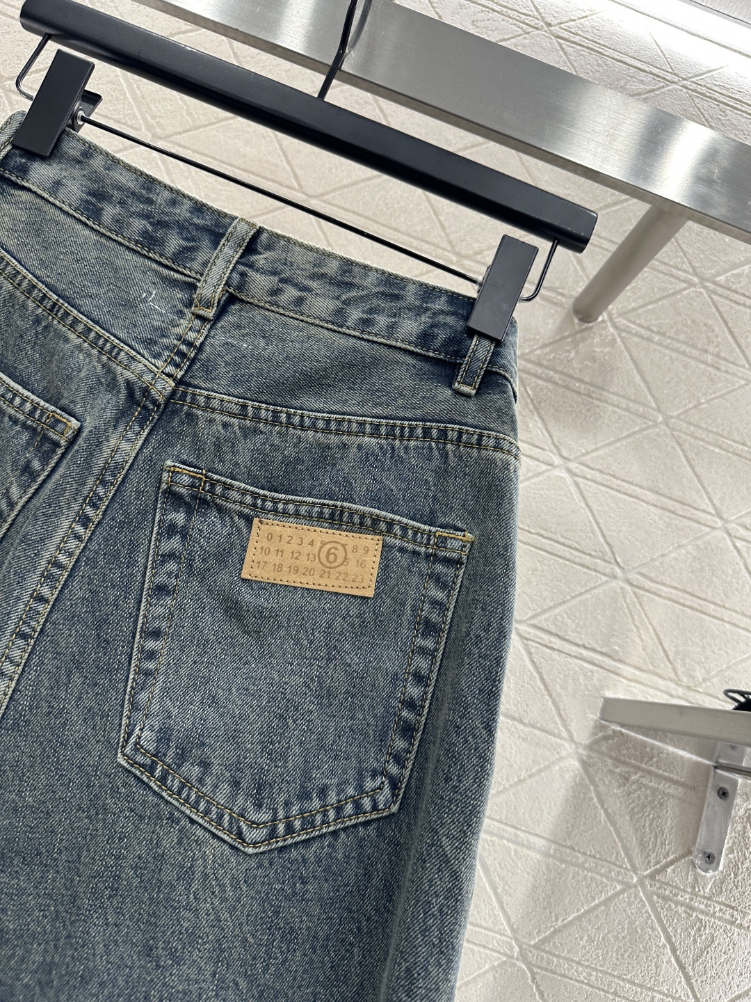 ♥MM6*♥2025新品上架 晕染口袋弯刀牛仔裤定制YB斜纹棉牛仔材质 面料柔软舒适 透气性好 反复酵素