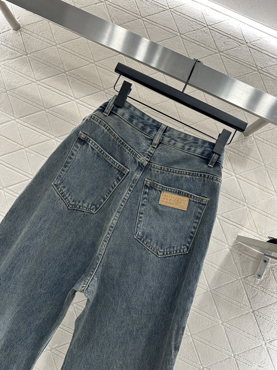 ♥MM6*♥2025新品上架 晕染口袋弯刀牛仔裤定制YB斜纹棉牛仔材质 面料柔软舒适 透气性好 反复酵素