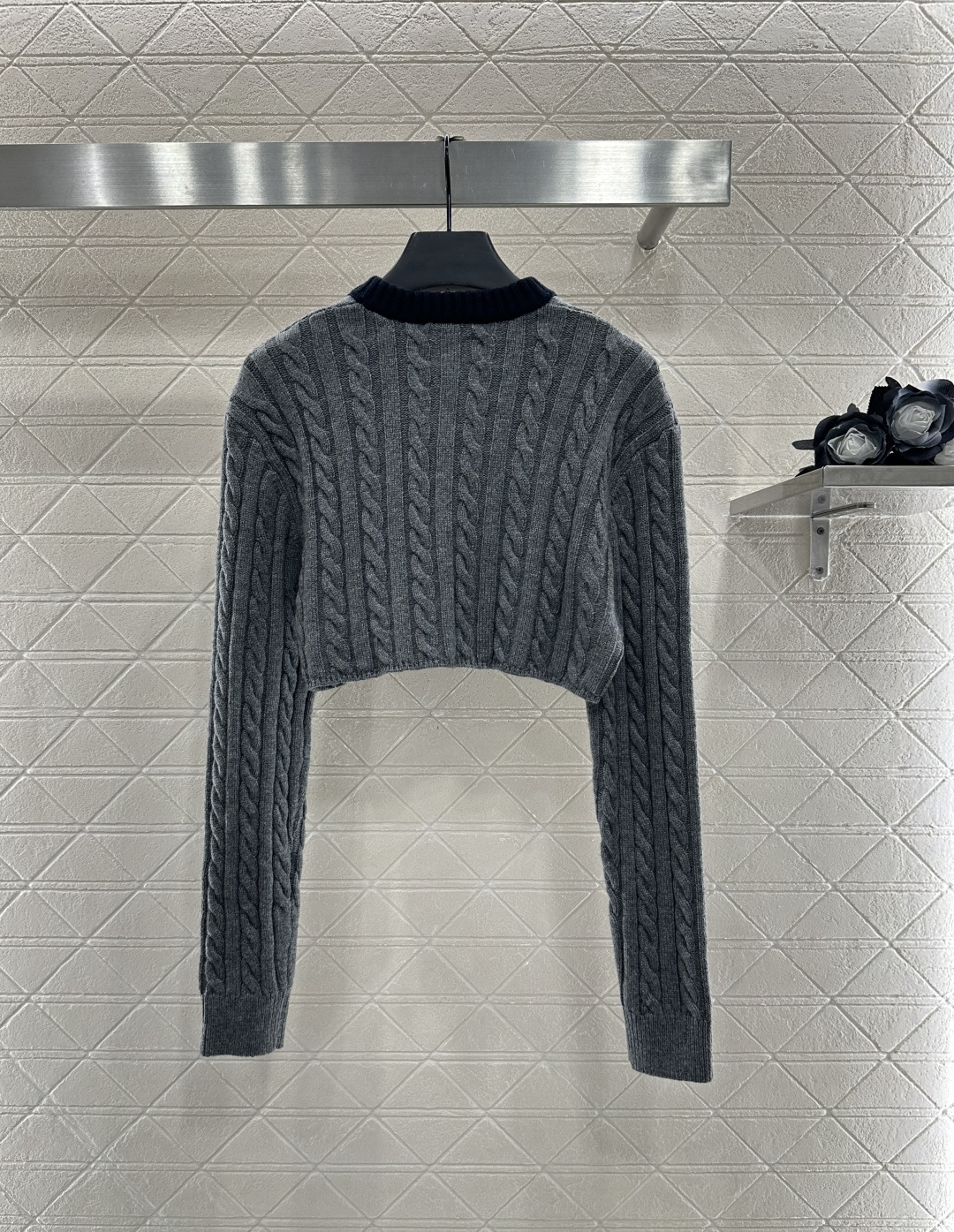 ♥Miumi*♥2025新品上架 麻花编织撞色短款套头毛衣定制YB羊毛纱线织造 质感高级 舒适柔软 V领