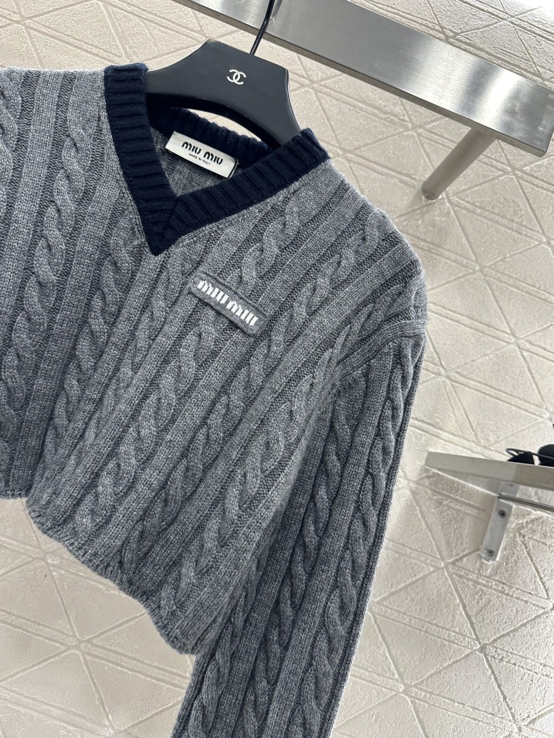 ♥Miumi*♥2025新品上架 麻花编织撞色短款套头毛衣定制YB羊毛纱线织造 质感高级 舒适柔软 V领