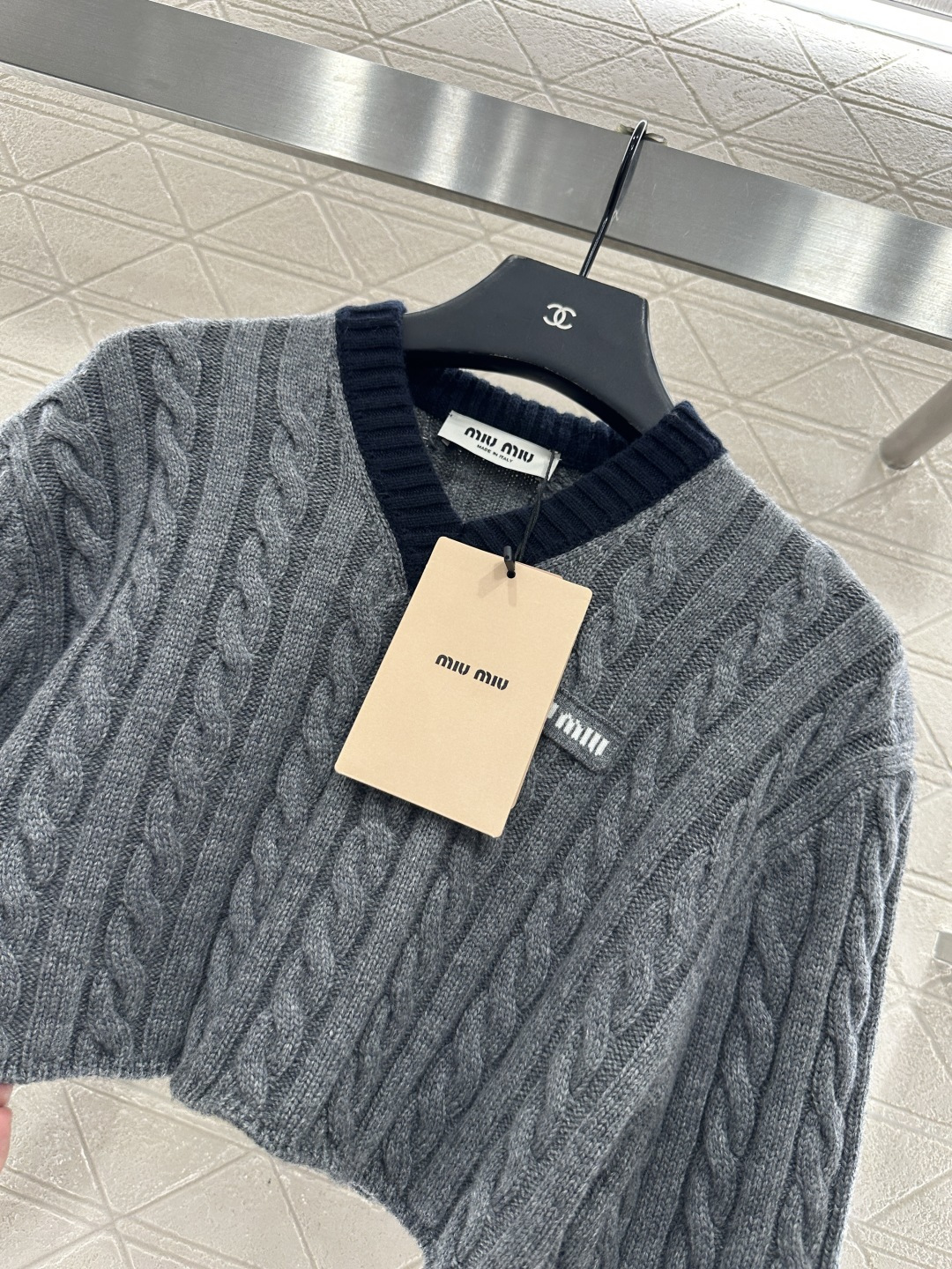 ♥Miumi*♥2025新品上架 麻花编织撞色短款套头毛衣定制YB羊毛纱线织造 质感高级 舒适柔软 V领