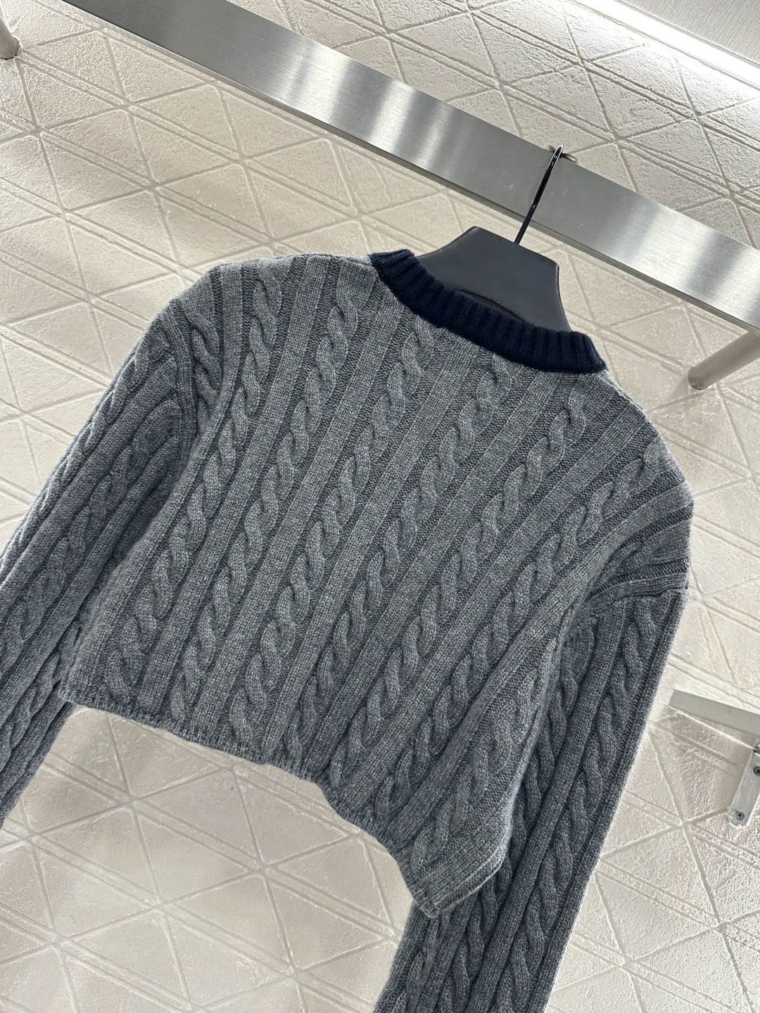 ♥Miumi*♥2025新品上架 麻花编织撞色短款套头毛衣定制YB羊毛纱线织造 质感高级 舒适柔软 V领