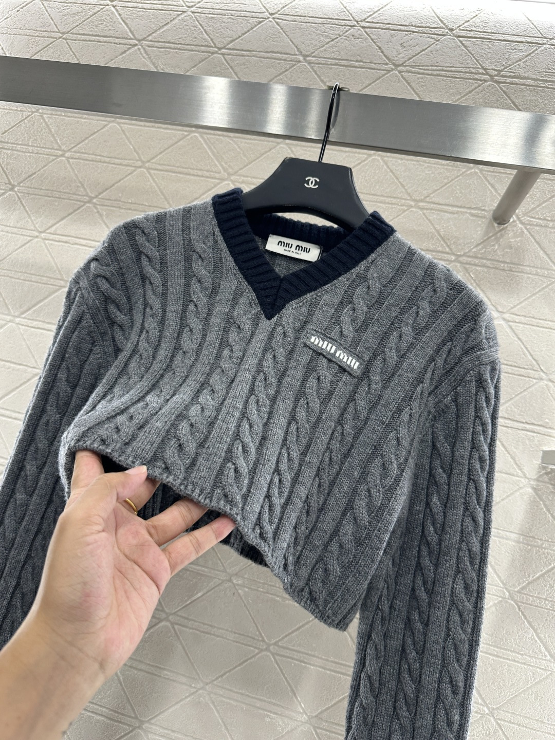 ♥Miumi*♥2025新品上架 麻花编织撞色短款套头毛衣定制YB羊毛纱线织造 质感高级 舒适柔软 V领