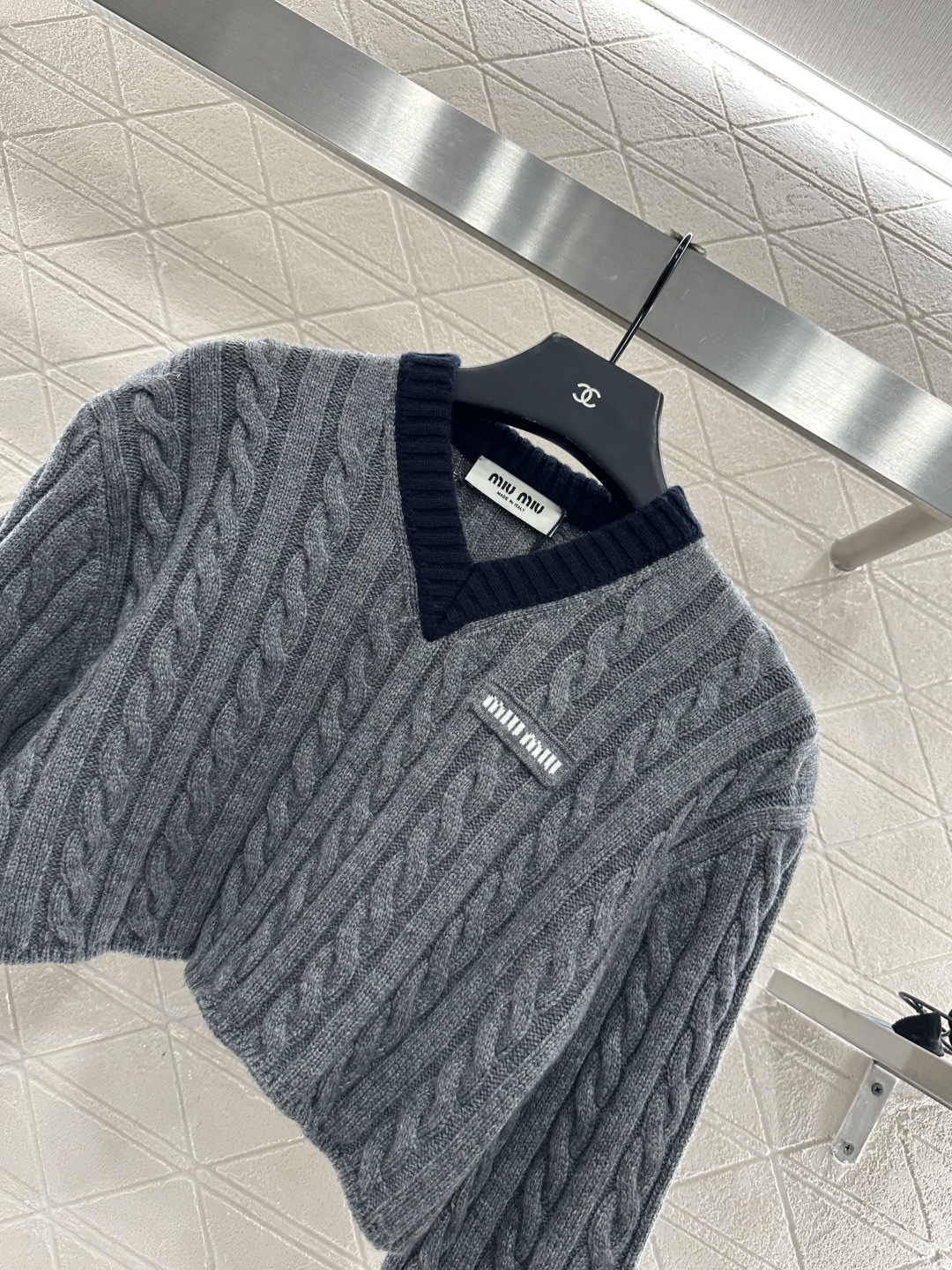 ♥Miumi*♥2025新品上架 麻花编织撞色短款套头毛衣定制YB羊毛纱线织造 质感高级 舒适柔软 V领