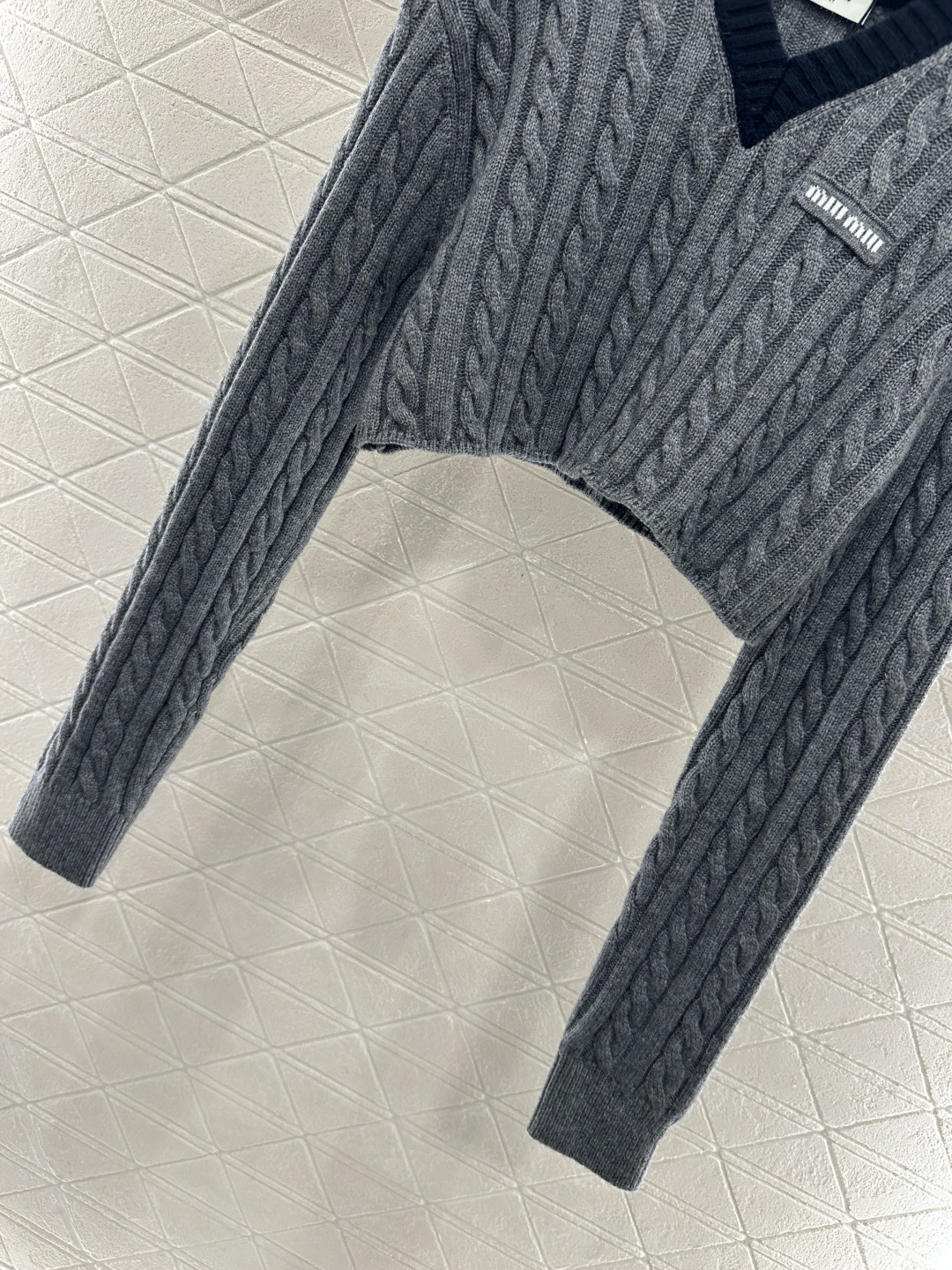 ♥Miumi*♥2025新品上架 麻花编织撞色短款套头毛衣定制YB羊毛纱线织造 质感高级 舒适柔软 V领