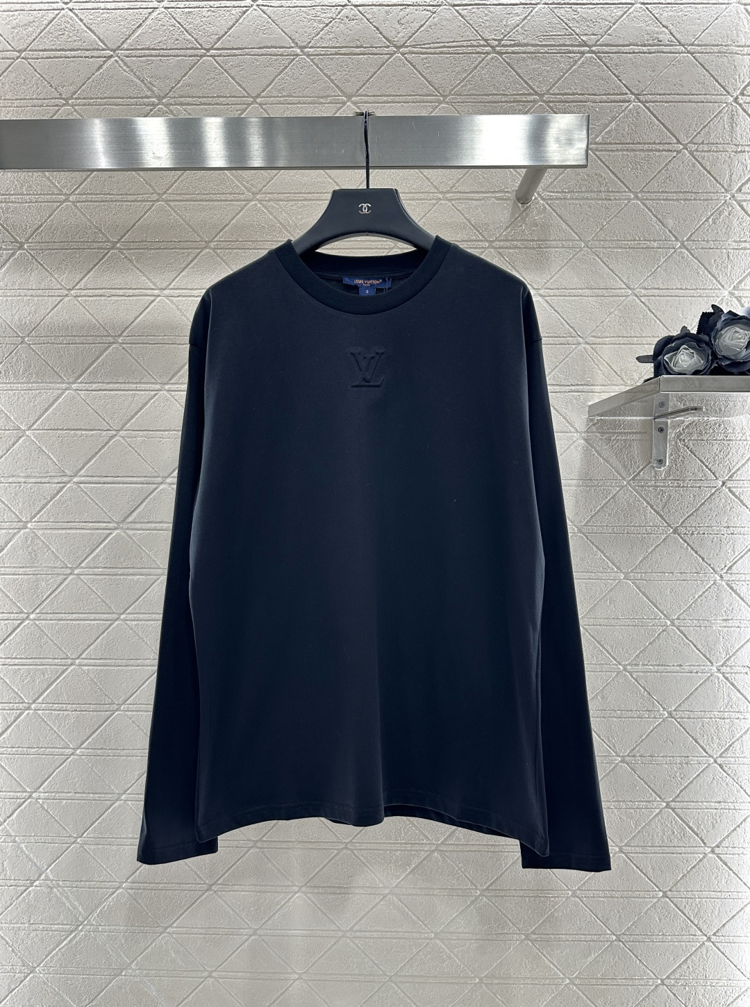 ♥Louis Vuitto*♥2025新品上架 浮雕字母长袖上衣定制YB斜纹全棉材质 质感光泽 穿搭舒适