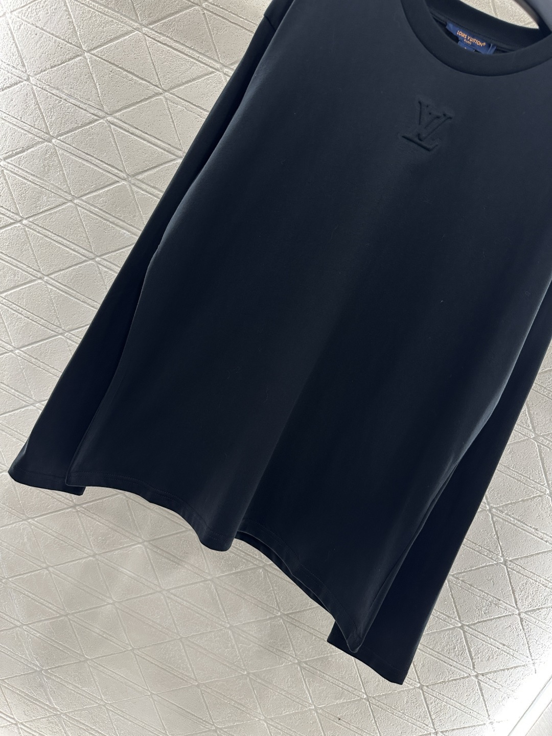 ♥Louis Vuitto*♥2025新品上架 浮雕字母长袖上衣定制YB斜纹全棉材质 质感光泽 穿搭舒适