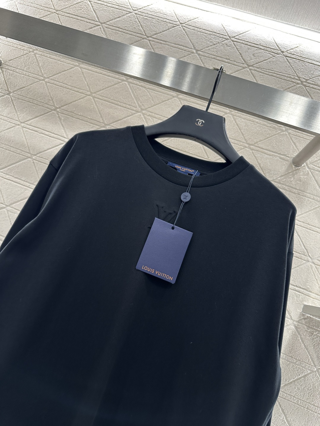 ♥Louis Vuitto*♥2025新品上架 浮雕字母长袖上衣定制YB斜纹全棉材质 质感光泽 穿搭舒适