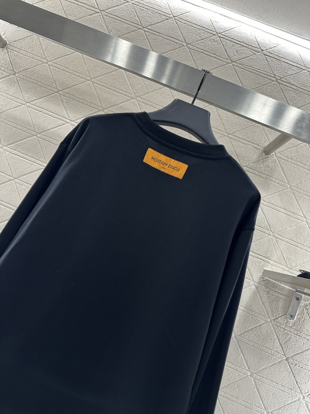 ♥Louis Vuitto*♥2025新品上架 浮雕字母长袖上衣定制YB斜纹全棉材质 质感光泽 穿搭舒适