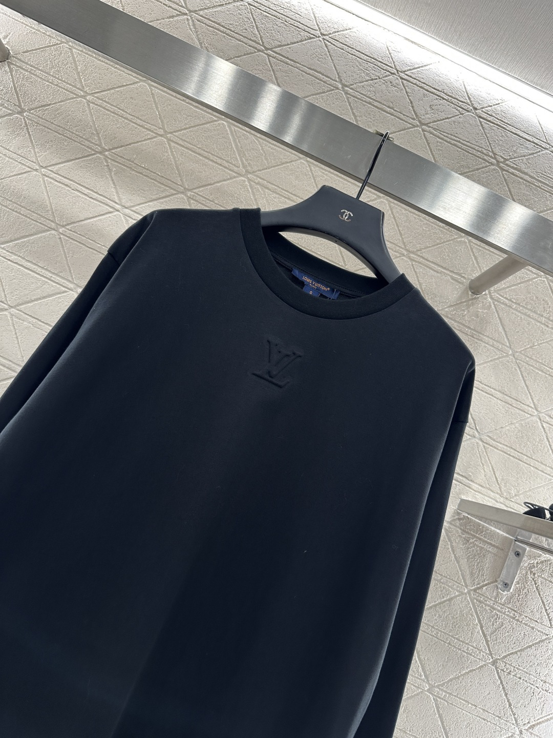 ♥Louis Vuitto*♥2025新品上架 浮雕字母长袖上衣定制YB斜纹全棉材质 质感光泽 穿搭舒适