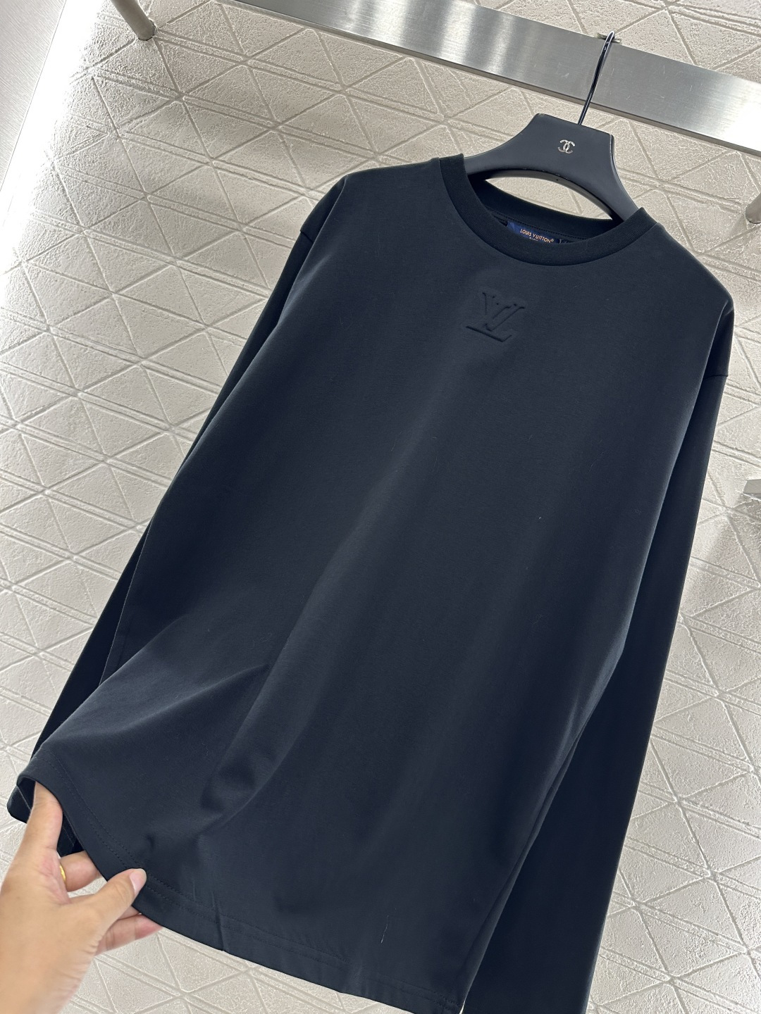 ♥Louis Vuitto*♥2025新品上架 浮雕字母长袖上衣定制YB斜纹全棉材质 质感光泽 穿搭舒适