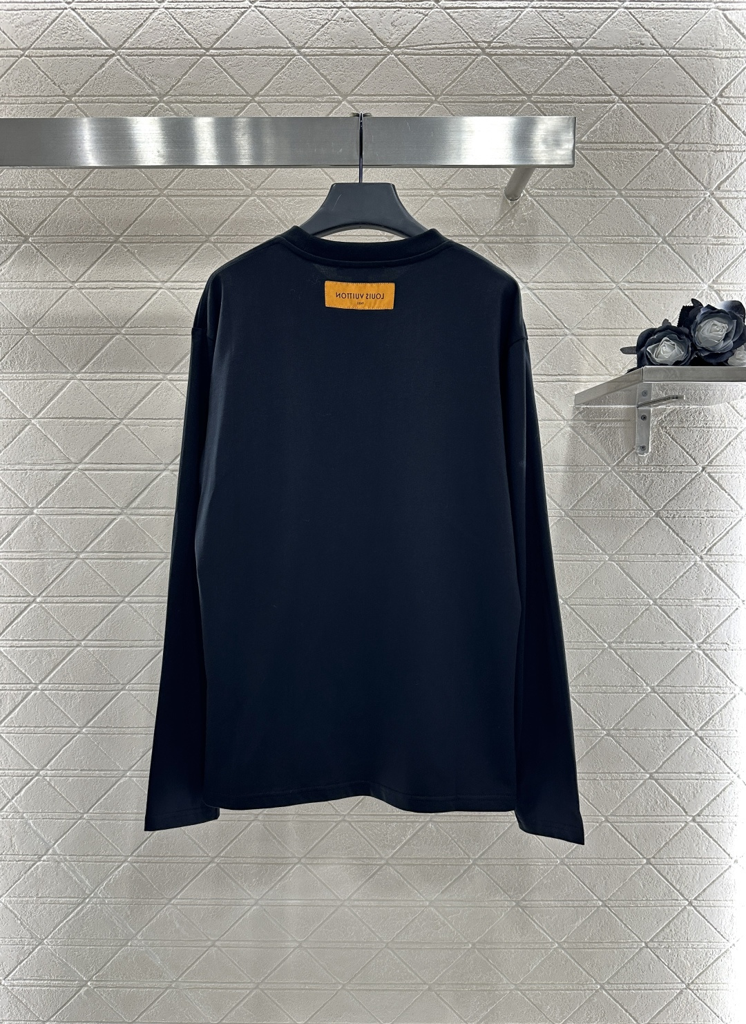 ♥Louis Vuitto*♥2025新品上架 浮雕字母长袖上衣定制YB斜纹全棉材质 质感光泽 穿搭舒适