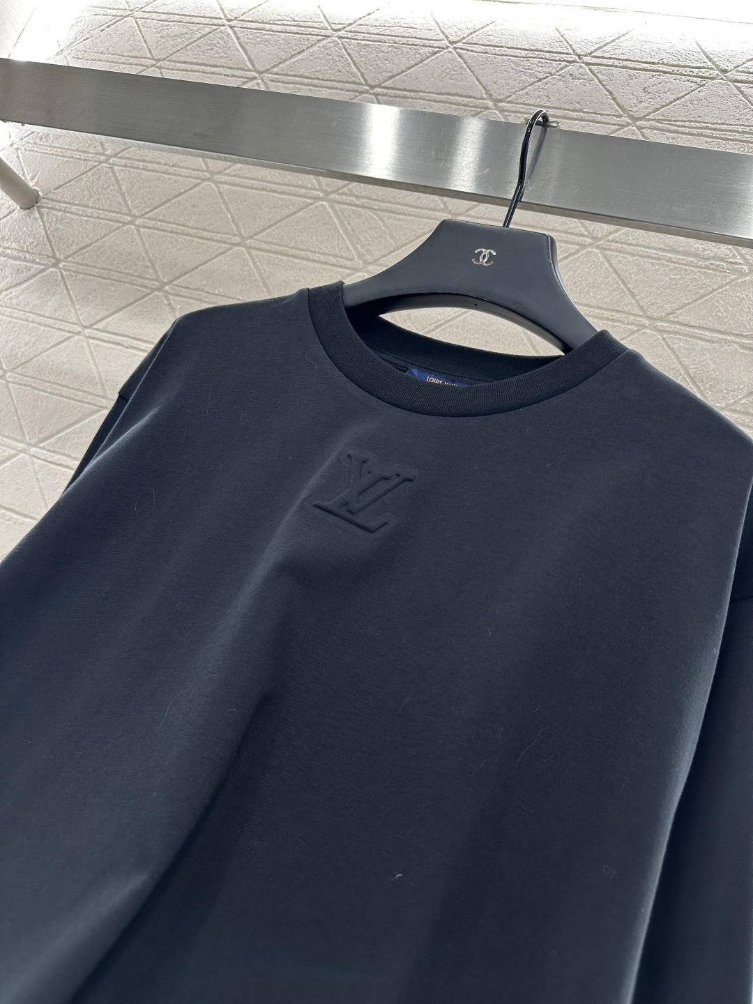 ♥Louis Vuitto*♥2025新品上架 浮雕字母长袖上衣定制YB斜纹全棉材质 质感光泽 穿搭舒适