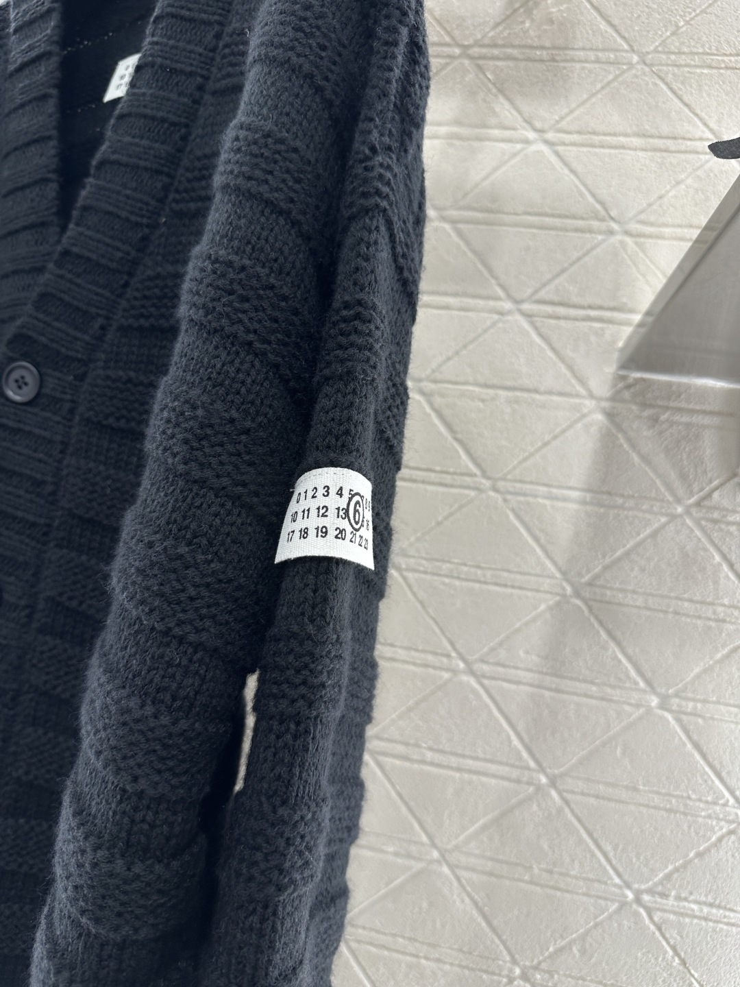 ♥MM6*♥2025新品上架 坑条破洞口袋针织开衫定制YB羊毛纱线织造 质感高级 舒适柔软 V领针织开衫