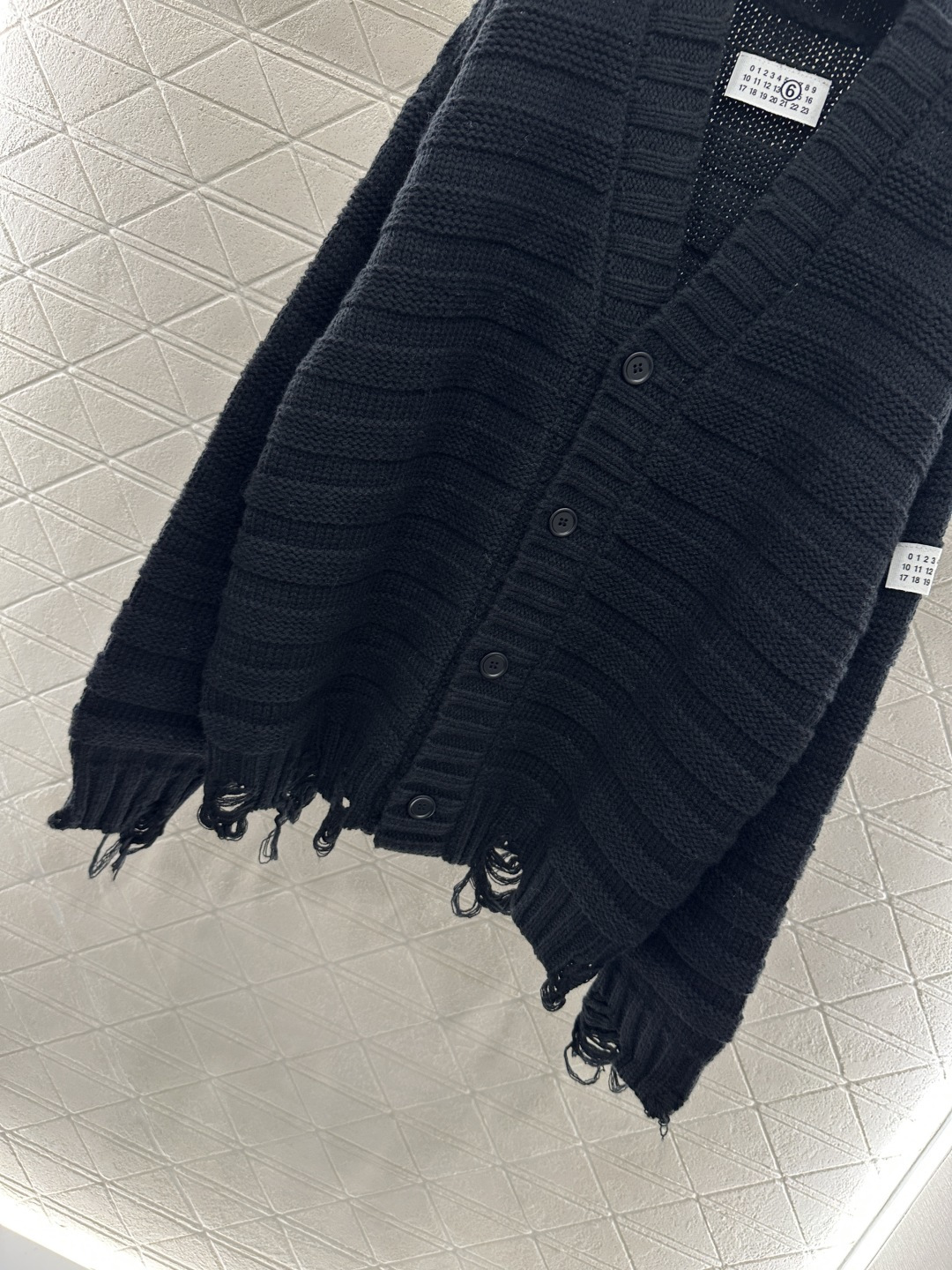 ♥MM6*♥2025新品上架 坑条破洞口袋针织开衫定制YB羊毛纱线织造 质感高级 舒适柔软 V领针织开衫