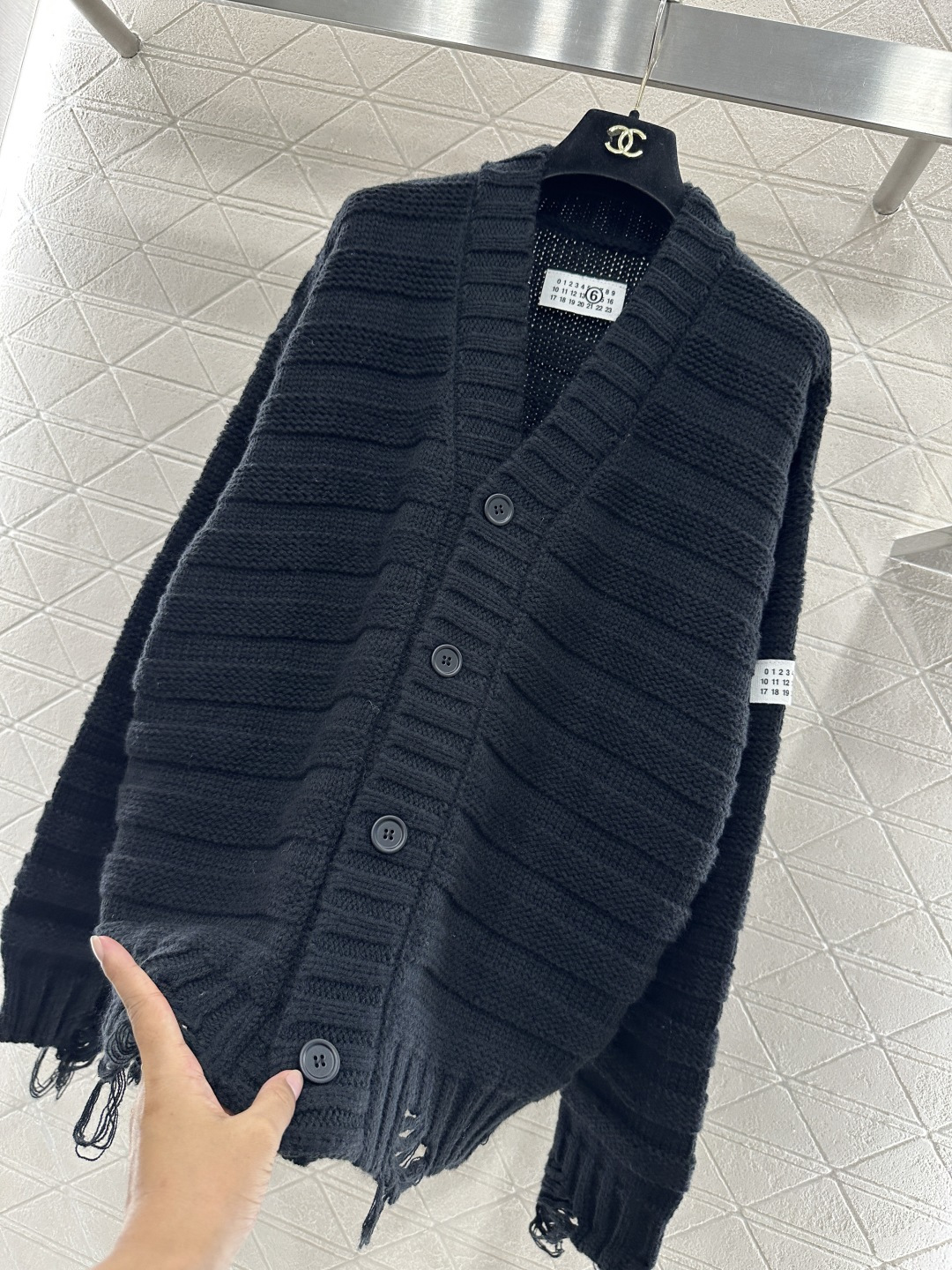 ♥MM6*♥2025新品上架 坑条破洞口袋针织开衫定制YB羊毛纱线织造 质感高级 舒适柔软 V领针织开衫