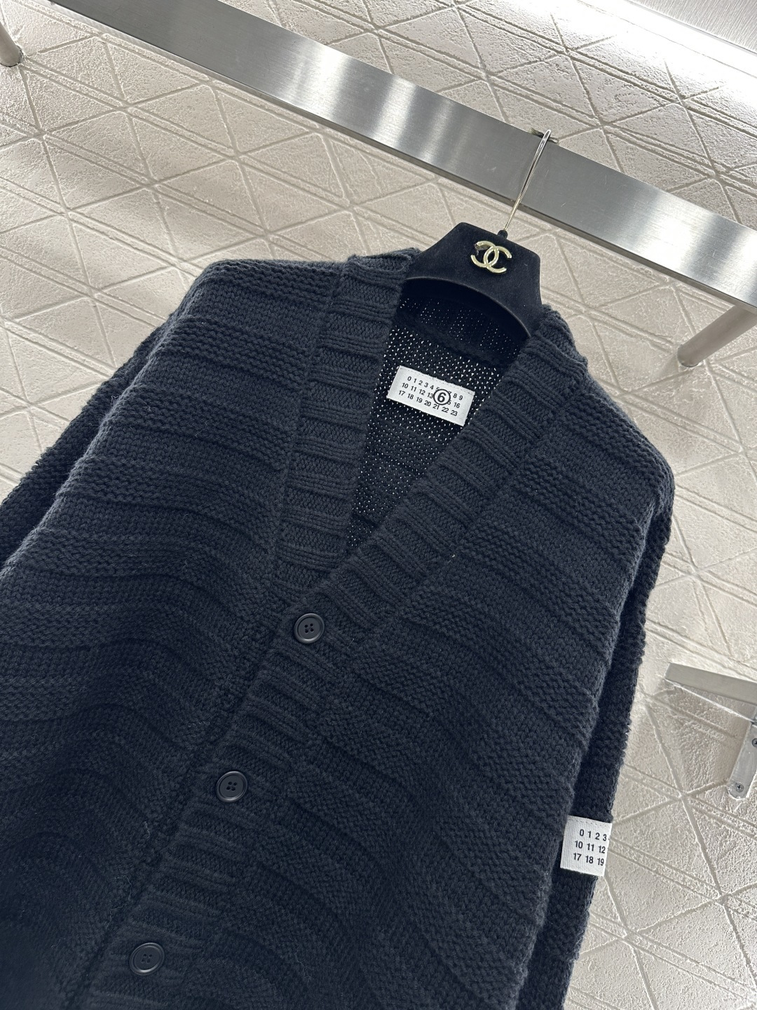 ♥MM6*♥2025新品上架 坑条破洞口袋针织开衫定制YB羊毛纱线织造 质感高级 舒适柔软 V领针织开衫