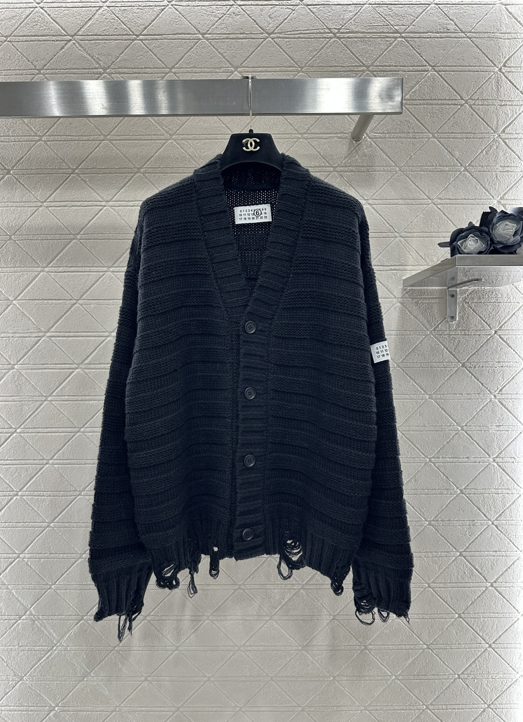 ♥MM6*♥2025新品上架 坑条破洞口袋针织开衫定制YB羊毛纱线织造 质感高级 舒适柔软 V领针织开衫