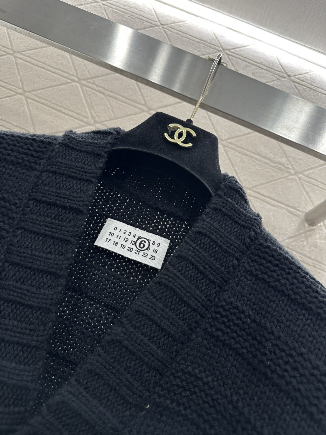 ♥MM6*♥2025新品上架 坑条破洞口袋针织开衫定制YB羊毛纱线织造 质感高级 舒适柔软 V领针织开衫