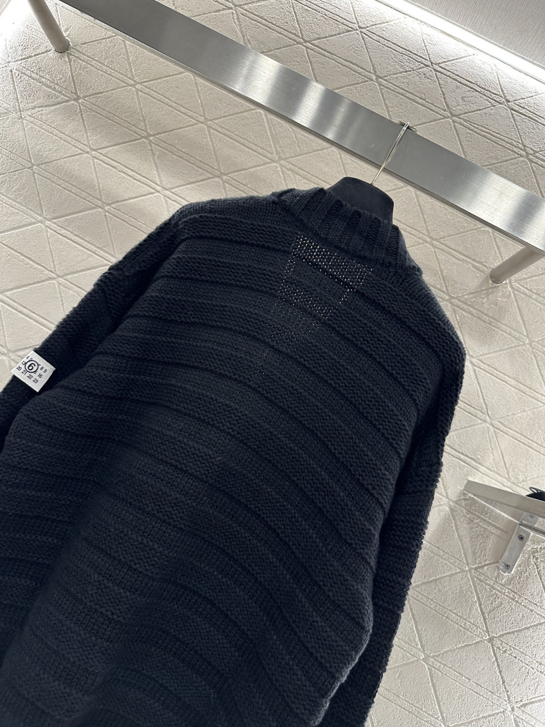 ♥MM6*♥2025新品上架 坑条破洞口袋针织开衫定制YB羊毛纱线织造 质感高级 舒适柔软 V领针织开衫