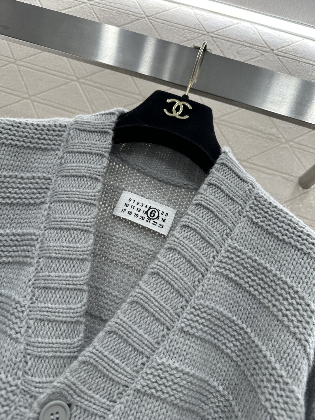 ♥MM6*♥2025新品上架 坑条破洞口袋针织开衫定制YB羊毛纱线织造 质感高级 舒适柔软 V领针织开衫