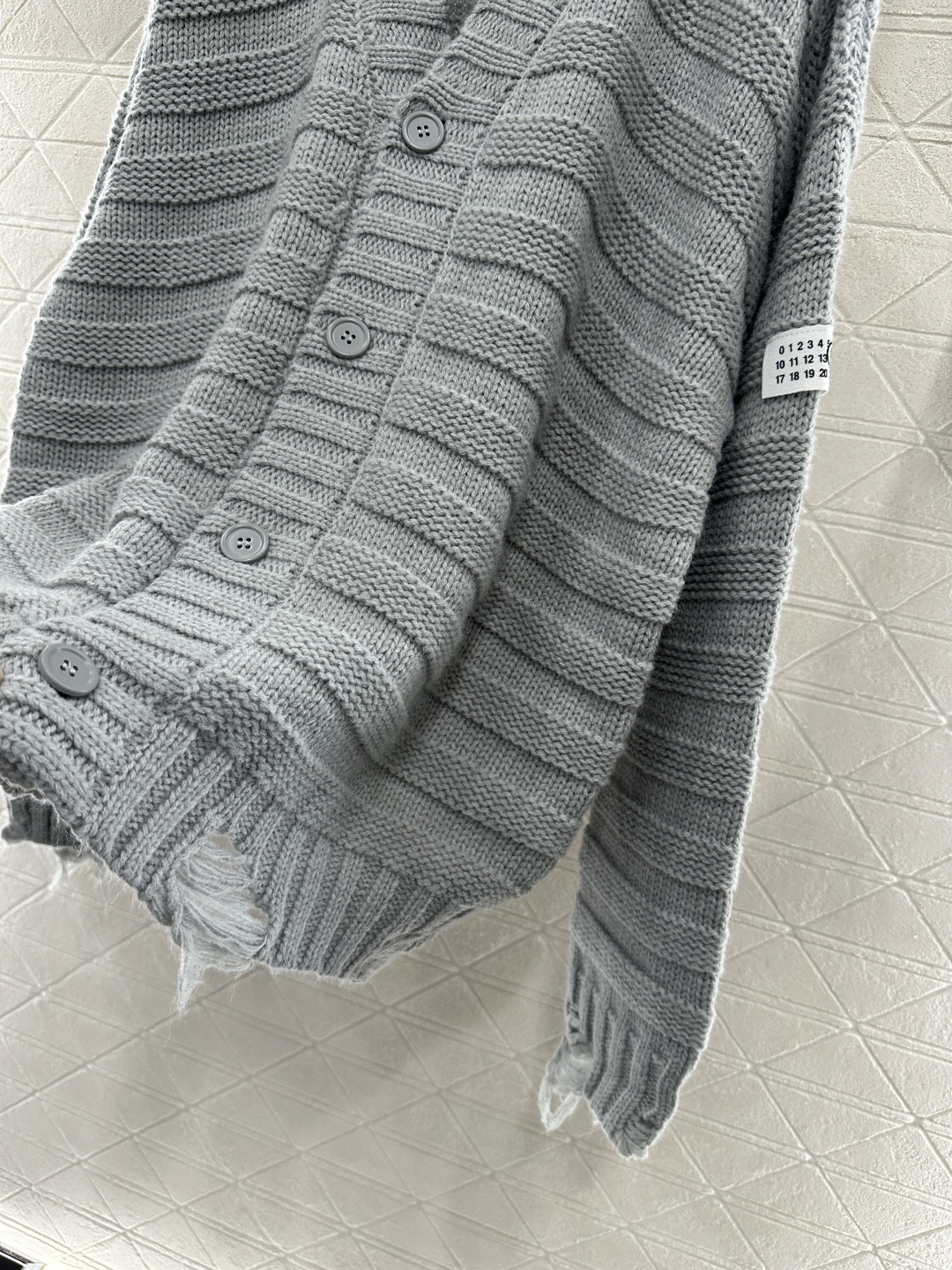 ♥MM6*♥2025新品上架 坑条破洞口袋针织开衫定制YB羊毛纱线织造 质感高级 舒适柔软 V领针织开衫