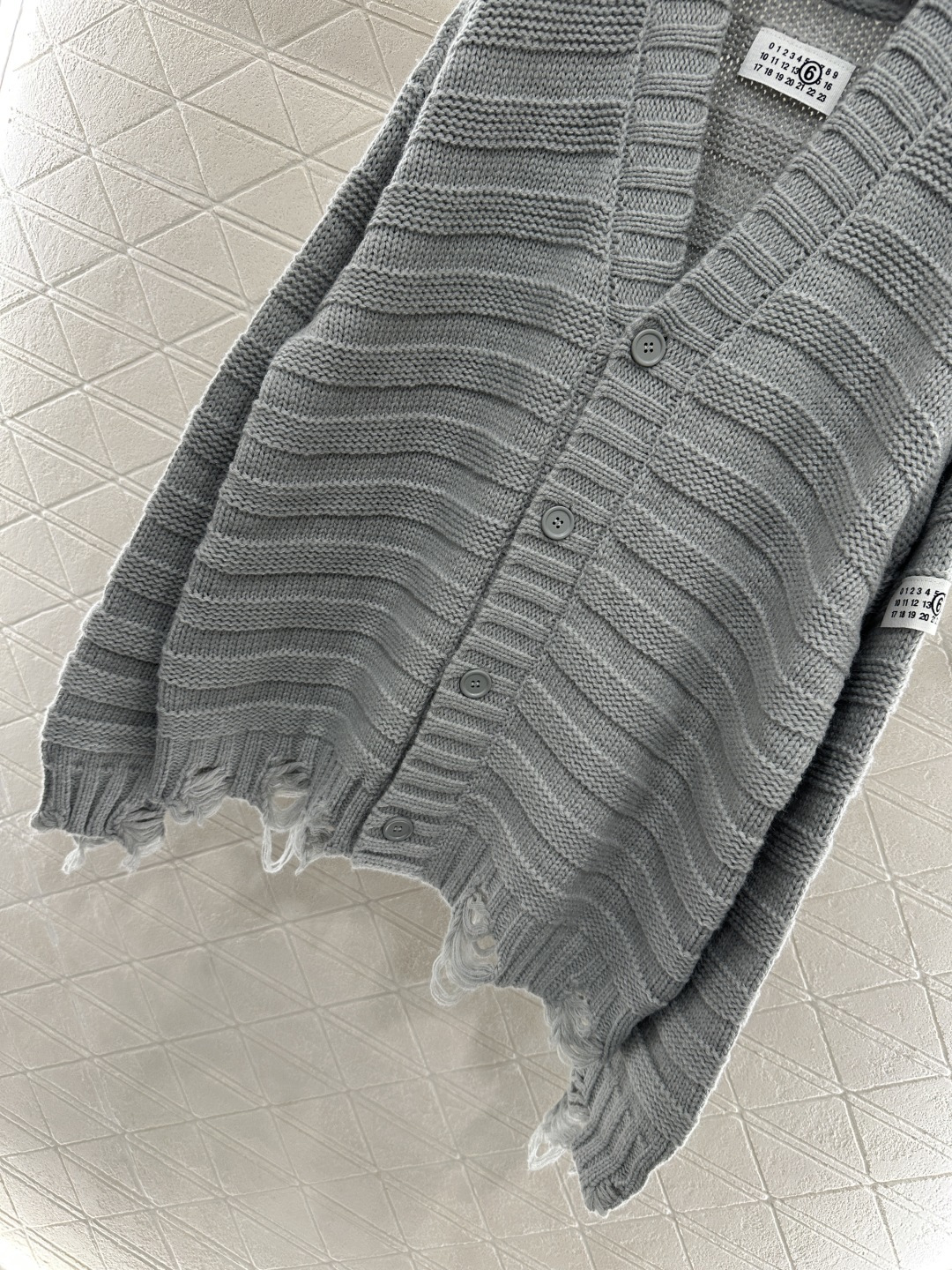 ♥MM6*♥2025新品上架 坑条破洞口袋针织开衫定制YB羊毛纱线织造 质感高级 舒适柔软 V领针织开衫