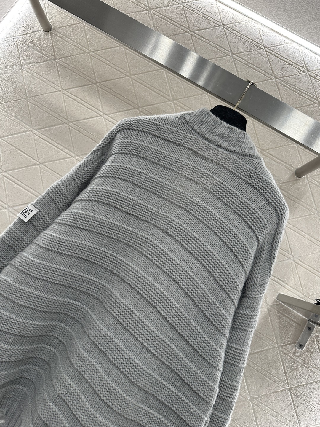 ♥MM6*♥2025新品上架 坑条破洞口袋针织开衫定制YB羊毛纱线织造 质感高级 舒适柔软 V领针织开衫