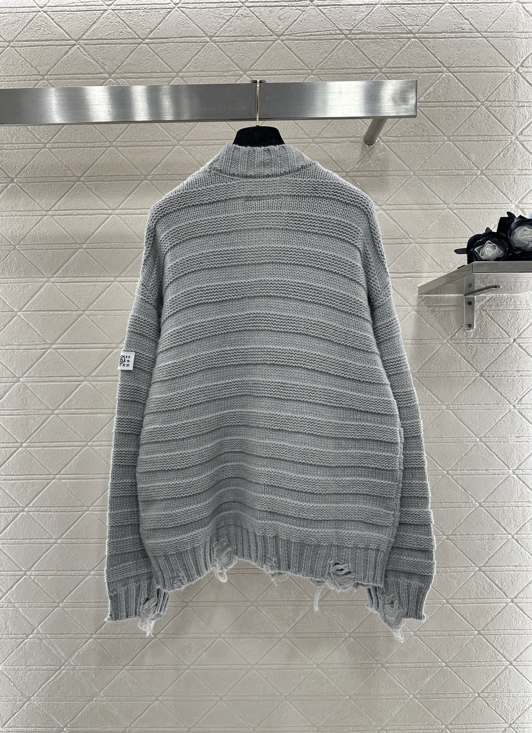 ♥MM6*♥2025新品上架 坑条破洞口袋针织开衫定制YB羊毛纱线织造 质感高级 舒适柔软 V领针织开衫