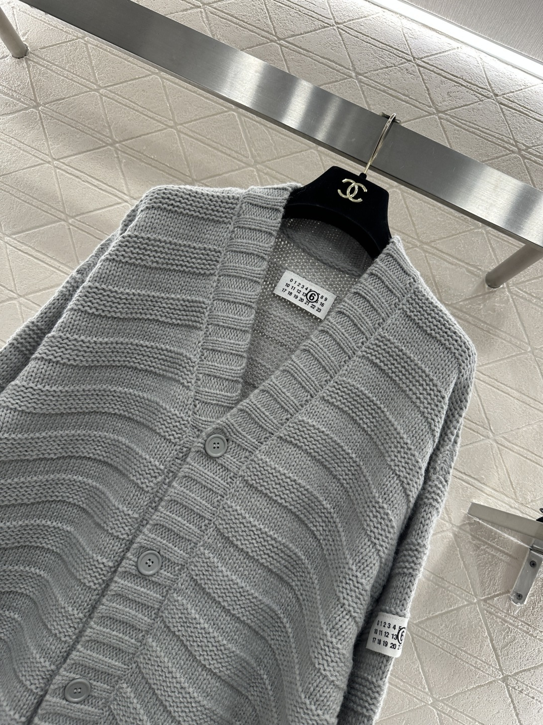 ♥MM6*♥2025新品上架 坑条破洞口袋针织开衫定制YB羊毛纱线织造 质感高级 舒适柔软 V领针织开衫