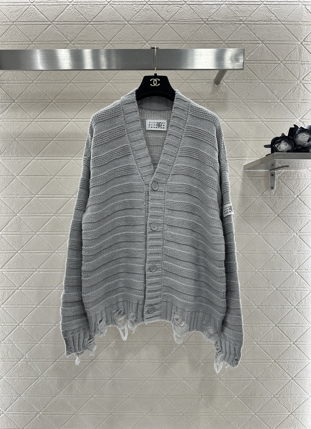 ♥MM6*♥2025新品上架 坑条破洞口袋针织开衫定制YB羊毛纱线织造 质感高级 舒适柔软 V领针织开衫