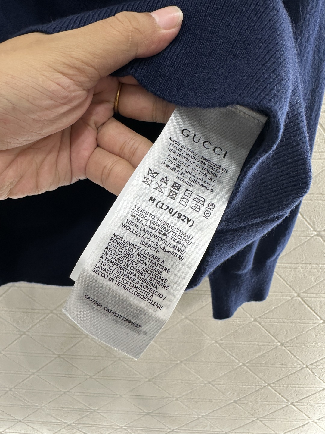 ♥Gucc*♥2025新品上架 钩花字母针织长袖上衣定制YB羊毛纱线织造 质感细腻 舒适亲肤 翻领针织上