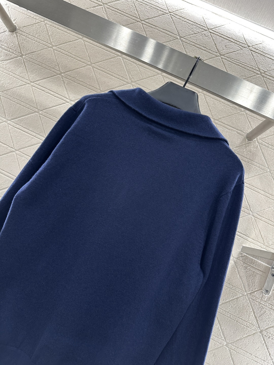 ♥Gucc*♥2025新品上架 钩花字母针织长袖上衣定制YB羊毛纱线织造 质感细腻 舒适亲肤 翻领针织上