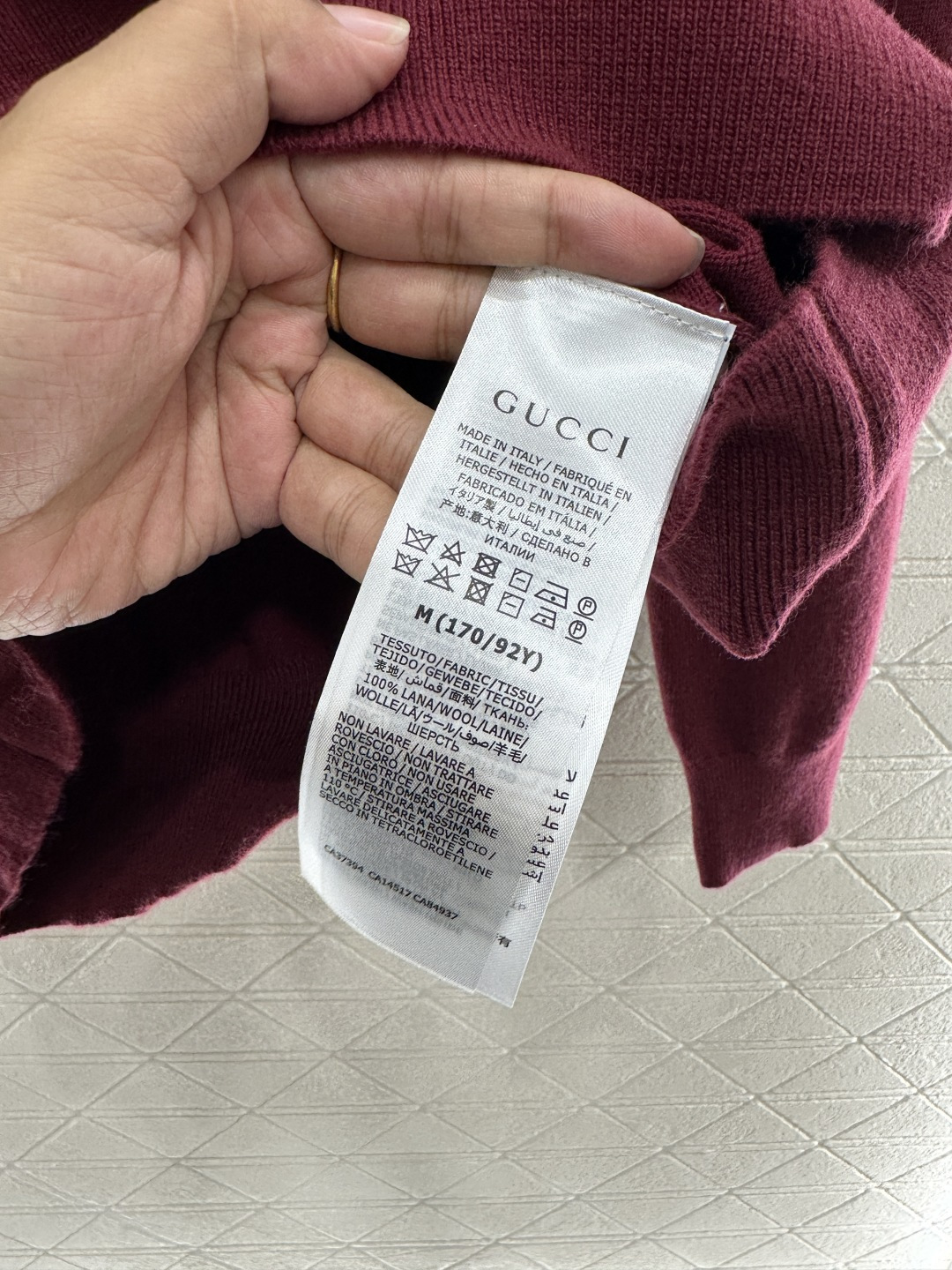 ♥Gucc*♥2025新品上架 钩花字母针织长袖上衣定制YB羊毛纱线织造 质感细腻 舒适亲肤 翻领针织上