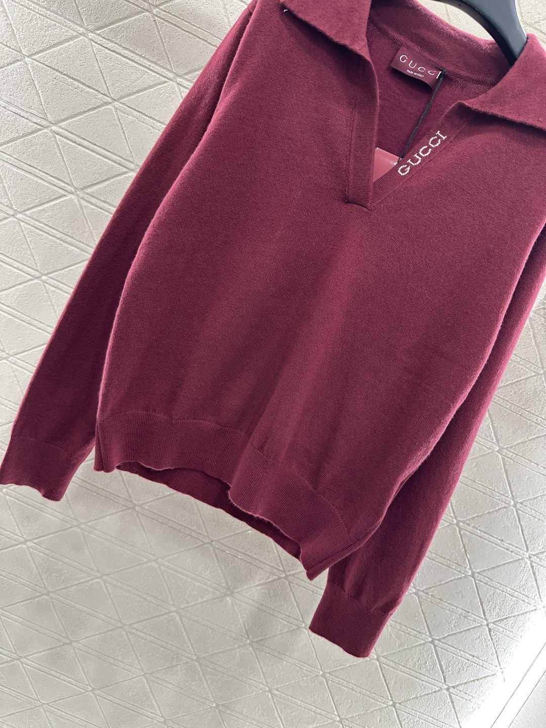 ♥Gucc*♥2025新品上架 钩花字母针织长袖上衣定制YB羊毛纱线织造 质感细腻 舒适亲肤 翻领针织上