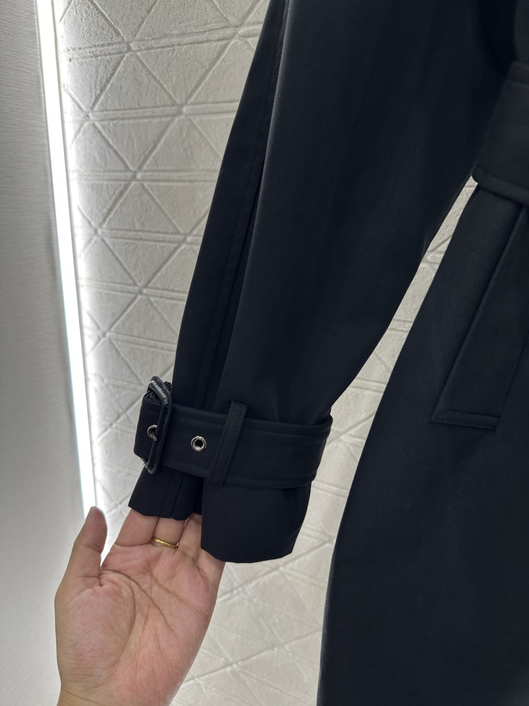 ♥Fend*♥2025新品上架 翻领腰带风衣外套定制YB进口风衣材质 工艺处理 挺括有型 质感高级 翻领