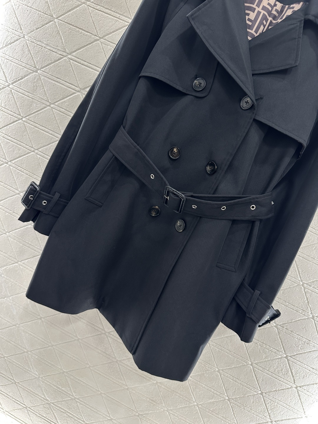 ♥Fend*♥2025新品上架 翻领腰带风衣外套定制YB进口风衣材质 工艺处理 挺括有型 质感高级 翻领