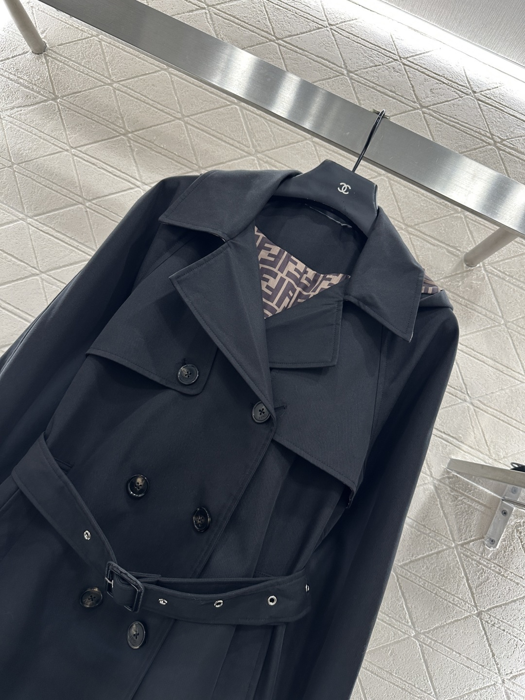 ♥Fend*♥2025新品上架 翻领腰带风衣外套定制YB进口风衣材质 工艺处理 挺括有型 质感高级 翻领