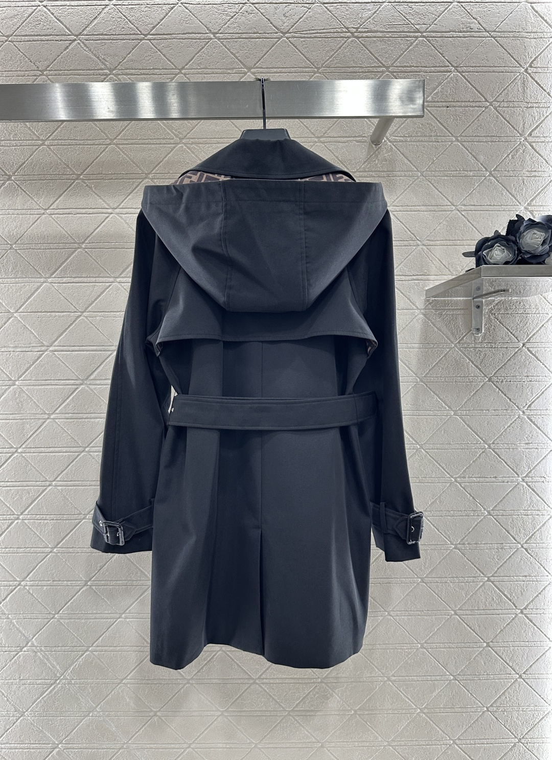 ♥Fend*♥2025新品上架 翻领腰带风衣外套定制YB进口风衣材质 工艺处理 挺括有型 质感高级 翻领