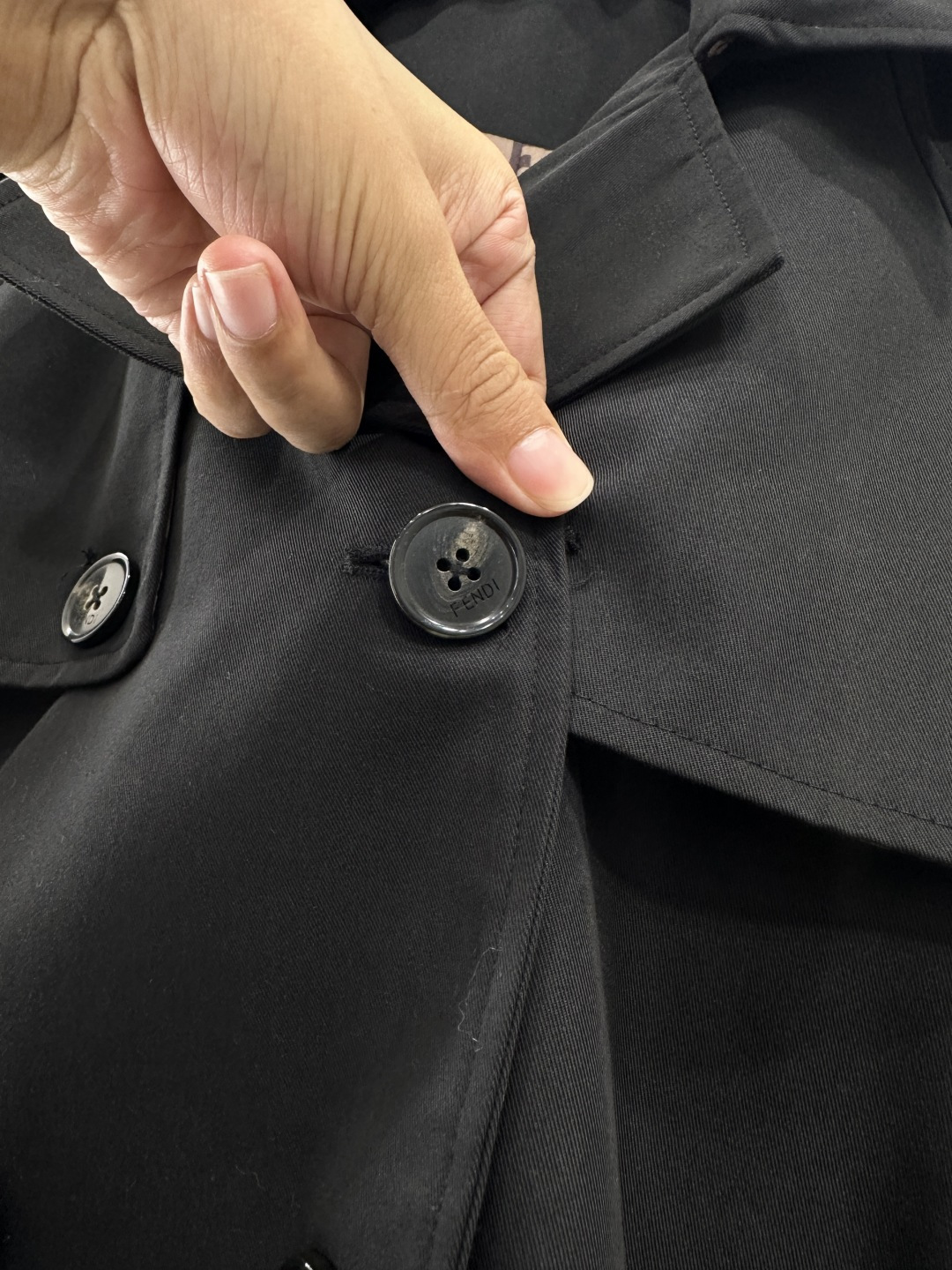 ♥Fend*♥2025新品上架 翻领腰带风衣外套定制YB进口风衣材质 工艺处理 挺括有型 质感高级 翻领