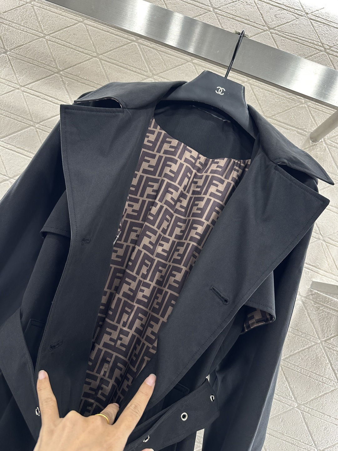 ♥Fend*♥2025新品上架 翻领腰带风衣外套定制YB进口风衣材质 工艺处理 挺括有型 质感高级 翻领