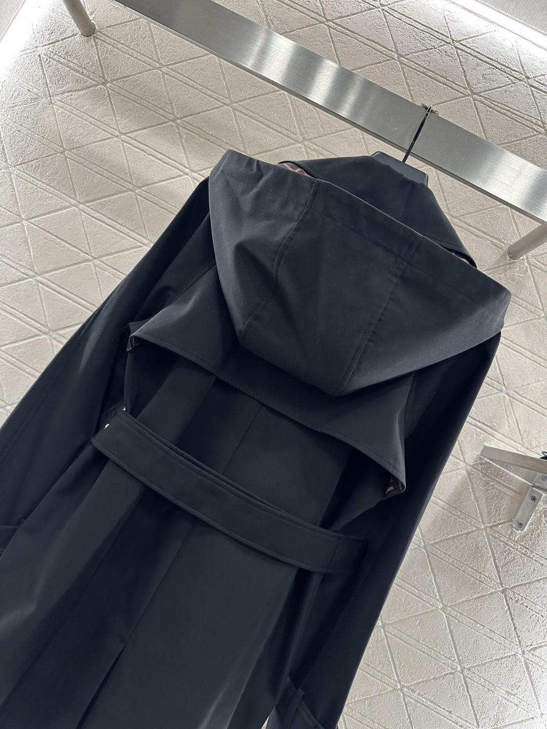 ♥Fend*♥2025新品上架 翻领腰带风衣外套定制YB进口风衣材质 工艺处理 挺括有型 质感高级 翻领