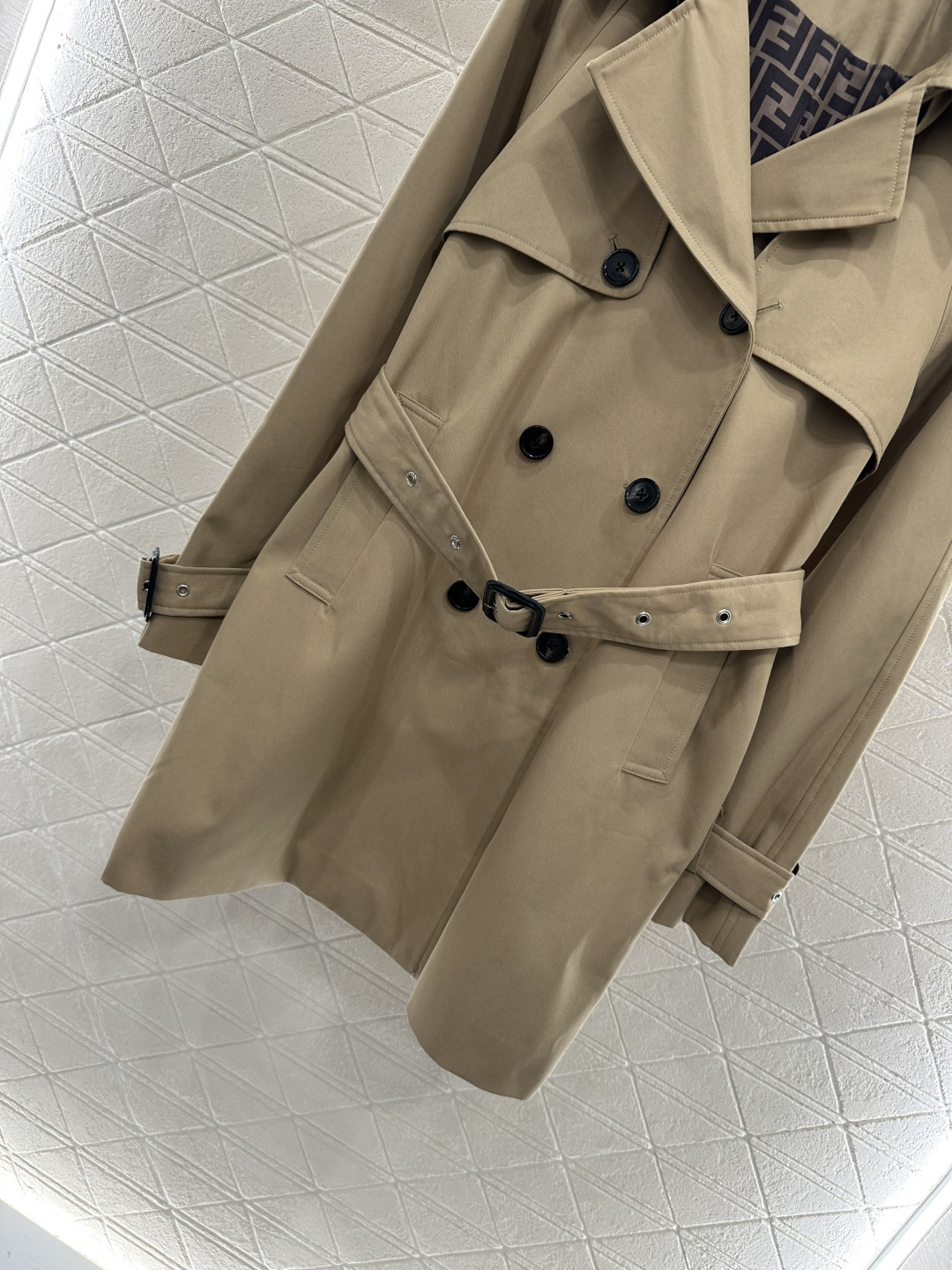 ♥Fend*♥2025新品上架 翻领腰带风衣外套定制YB进口风衣材质 工艺处理 挺括有型 质感高级 翻领
