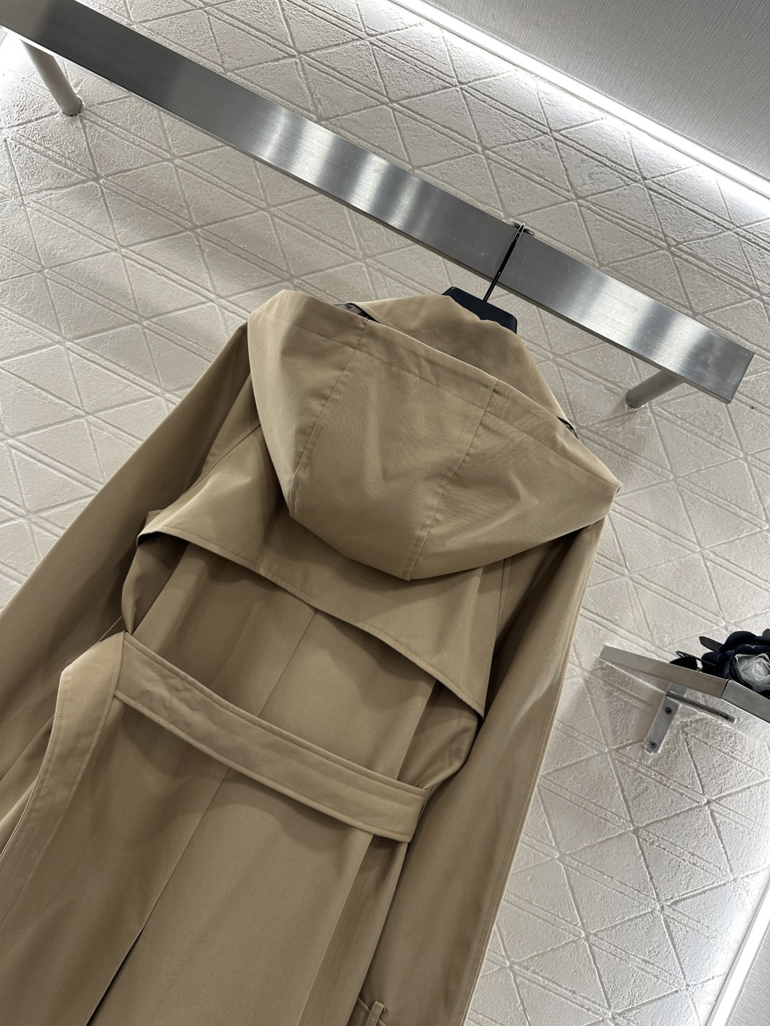 ♥Fend*♥2025新品上架 翻领腰带风衣外套定制YB进口风衣材质 工艺处理 挺括有型 质感高级 翻领