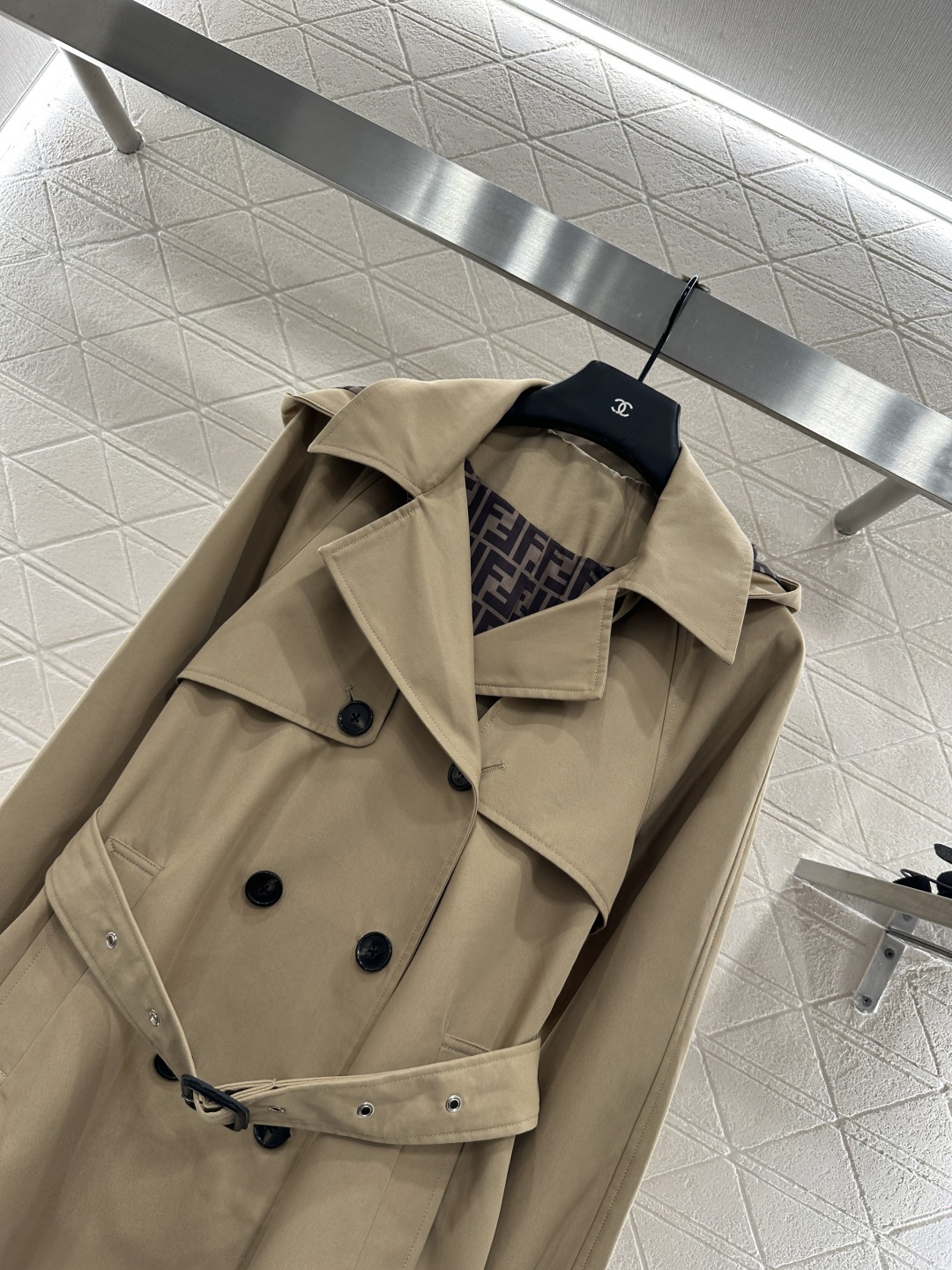 ♥Fend*♥2025新品上架 翻领腰带风衣外套定制YB进口风衣材质 工艺处理 挺括有型 质感高级 翻领