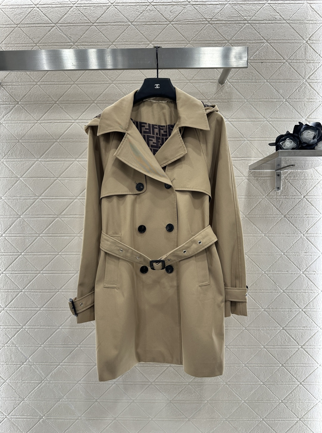 ♥Fend*♥2025新品上架 翻领腰带风衣外套定制YB进口风衣材质 工艺处理 挺括有型 质感高级 翻领