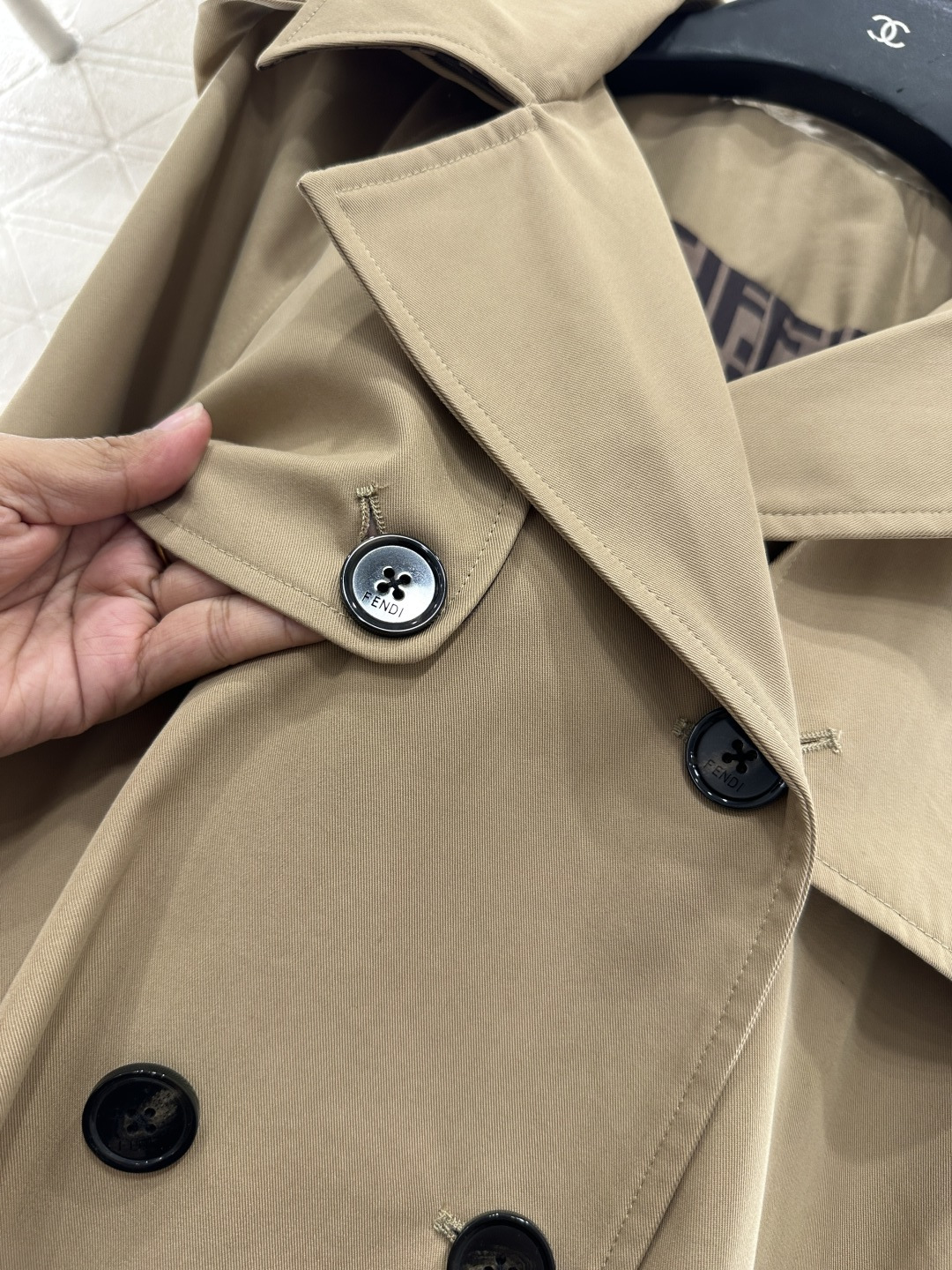♥Fend*♥2025新品上架 翻领腰带风衣外套定制YB进口风衣材质 工艺处理 挺括有型 质感高级 翻领