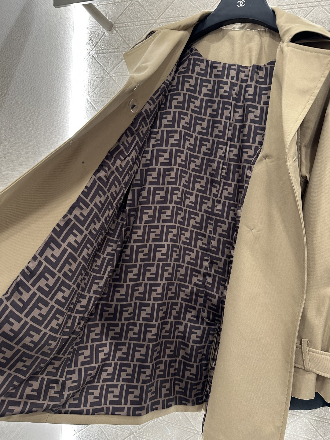 ♥Fend*♥2025新品上架 翻领腰带风衣外套定制YB进口风衣材质 工艺处理 挺括有型 质感高级 翻领