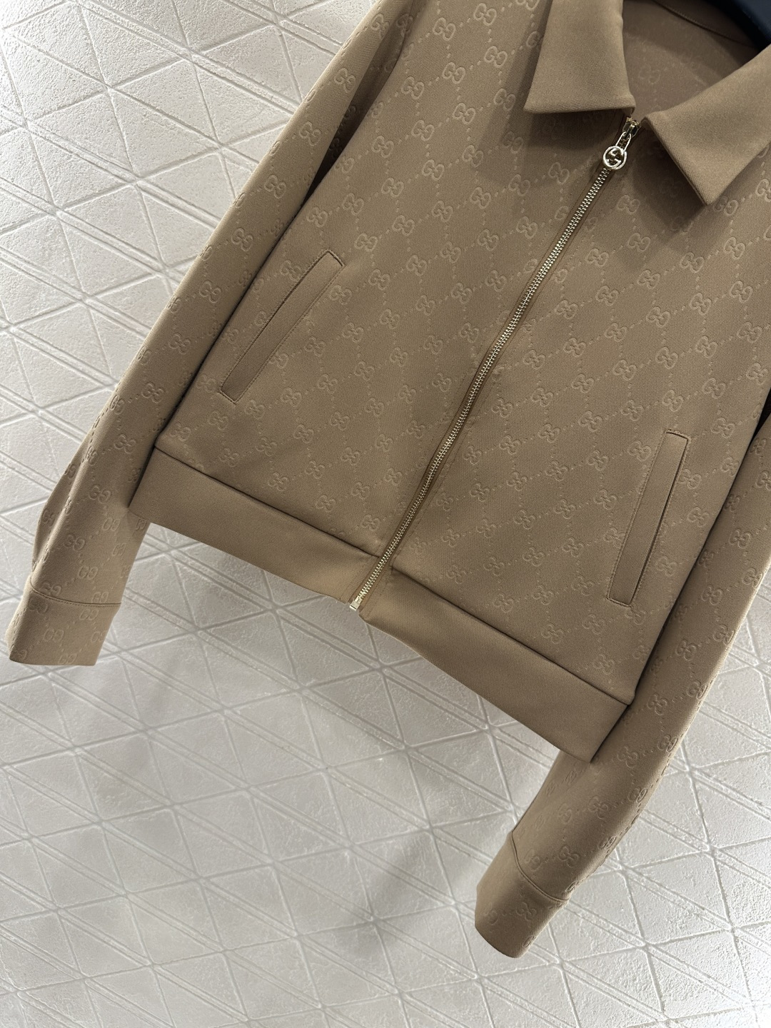 ♥Gucc*♥2025新品上架 烧花拉链外套长裤套装定制YB斜纹全棉材质 舒适垂顺 穿搭洋气 翻领拉链外