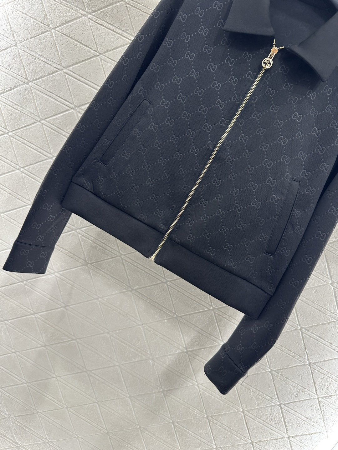 ♥Gucc*♥2025新品上架 烧花拉链外套长裤套装定制YB斜纹全棉材质 舒适垂顺 穿搭洋气 翻领拉链外